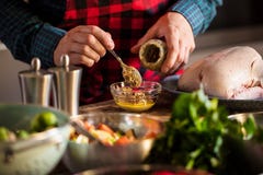 Mannen som förbereder läcker och sund mat i det hem- köket för juljul, duckar eller gåsen fotografering för bildbyråer Mannen som förbereder läcker och sund mat i det hem- köket för juljul, duckar eller gåsen fotografering för bildbyråer