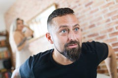 Mannen som håller ögonen på den uppseendeväckande matchen i television och kvinna, argumenterar i bakgrund royaltyfri foto Mannen som håller ögonen på den uppseendeväckande matchen i television och kvinna, argumenterar i bakgrund royaltyfri foto