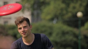 Mannen som spelar frisbeen parkerar in sund livsstil för begrepp lager videofilmer Mannen som spelar frisbeen parkerar in sund livsstil för begrepp lager videofilmer