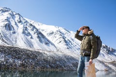 Mannen står på bakgrunden av berg fotografering för bildbyråer Mannen står på bakgrunden av berg fotografering för bildbyråer