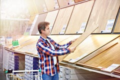 Mannen väljer golvtilja för hem- renovering arkivfoton Mannen väljer golvtilja för hem- renovering arkivfoton