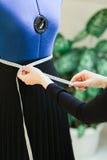 Mannequin de couture avec les marques principales se tenant sur un studio blanc photo stock Mannequin de couture avec les marques principales se tenant sur un studio blanc photo stock