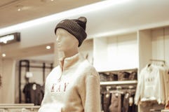 Mannequin femelle habillé dans des vêtements d'un style de rue dans le magasin image stock Mannequin femelle habillé dans des vêtements d'un style de rue dans le magasin image stock
