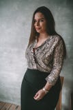 Mannequin plus de taille dans des vêtements sport, femme sur le fond de studio, corps féminin de poids excessif photographie stock libre de droits Mannequin plus de taille dans des vêtements sport, femme sur le fond de studio, corps féminin de poids excessif photographie stock libre de droits