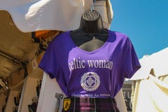 Mannequin z teeshirt który mówi celt kobiety przy Szkockimi grami w Tulsa Oklahoma usa 9 bogini Z postawą 17 2016 obraz stock Mannequin z teeshirt który mówi celt kobiety przy Szkockimi grami w Tulsa Oklahoma usa 9 bogini Z postawą 17 2016 obraz stock