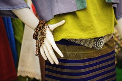 Mannequins zeigen tragendes hand-gesponnenes Seidenkleid: Lokale Baumwolle gesponnener Satz in Thailand in der n?rdlichen Region lizenzfreie stockfotos Mannequins zeigen tragendes hand-gesponnenes Seidenkleid: Lokale Baumwolle gesponnener Satz in Thailand in der n?rdlichen Region lizenzfreie stockfotos