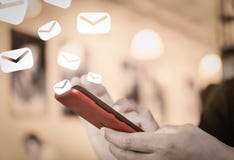 Mannhand unter Verwendung des Smartphone, zum von Arbeits-E-Mail zu tun stockfotografie Mannhand unter Verwendung des Smartphone, zum von Arbeits-E-Mail zu tun stockfotografie