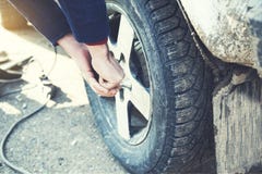 Mannhandreifen für Auto stockfotos Mannhandreifen für Auto stockfotos