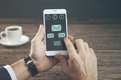 Mannhandtelefon mit messige unterzeichnen herein Schirm stockbild Mannhandtelefon mit messige unterzeichnen herein Schirm stockbild