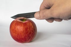 Mannschnitte ein roter Apfel mit einem Messer lizenzfreies stockfoto Mannschnitte ein roter Apfel mit einem Messer lizenzfreies stockfoto