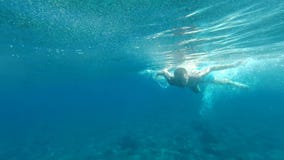 Mannschwimmen in der Zeitlupe unter Wasser stock footage Mannschwimmen in der Zeitlupe unter Wasser stock footage