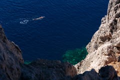 Mannschwimmen im dunkelblauen Meer stockbild Mannschwimmen im dunkelblauen Meer stockbild