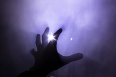 Mano borrosa en humo en un fuego en la luz dura del sol imagenes de archivo Mano borrosa en humo en un fuego en la luz dura del sol imagenes de archivo