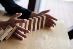mano che ferma effetto di continuo di domino rovesciato PR di busineeman fotografia stock libera da diritti mano che ferma effetto di continuo di domino rovesciato PR di busineeman fotografia stock libera da diritti