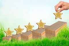 Mano che mette una forma di legno di cinque stelle sulla tavola I migliori servizi commerciali eccellenti che valutano concetto d fotografia stock libera da diritti Mano che mette una forma di legno di cinque stelle sulla tavola I migliori servizi commerciali eccellenti che valutano concetto d fotografia stock libera da diritti