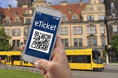 Mano con il biglietto elettronico di rappresentazione dello smartphone fotografia stock libera da diritti Mano con il biglietto elettronico di rappresentazione dello smartphone fotografia stock libera da diritti