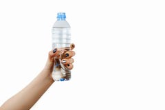 Mano con la botella de esquina, muchacha que sostiene una botella de agua en su mano, pequeña botella, aislada foto de archivo Mano con la botella de esquina, muchacha que sostiene una botella de agua en su mano, pequeña botella, aislada foto de archivo