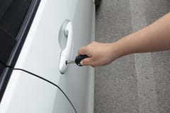 Mano de la mujer que lleva a cabo llaves del coche para desbloquear o para cerrarse imagenes de archivo Mano de la mujer que lleva a cabo llaves del coche para desbloquear o para cerrarse imagenes de archivo