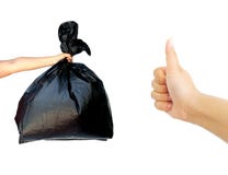 Mano de la mujer que sostiene el bolso de basura con la mano que muestra el pulgar para arriba aislado fotografía de archivo Mano de la mujer que sostiene el bolso de basura con la mano que muestra el pulgar para arriba aislado fotografía de archivo