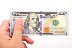 Mano del hombre con 100 billetes de dólar Foto de archivo libre de regalías Mano del hombre con 100 billetes de dólar Foto de archivo libre de regalías