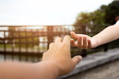 Mano del hombre y de la mujer que alcanza el uno al otro imagen de archivo libre de regalías Mano del hombre y de la mujer que alcanza el uno al otro imagen de archivo libre de regalías
