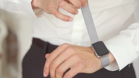 Mano del ` s dell'uomo con l'orologio di Apple Mano del ` s dell'uomo con l'orologio di Apple