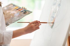 Mano dell'artista con l'immagine della pittura della spazzola fotografia stock libera da diritti Mano dell'artista con l'immagine della pittura della spazzola fotografia stock libera da diritti