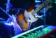 Mano dell'uomo che gioca chitarra al concerto di musica durante la notte fotografia stock libera da diritti Mano dell'uomo che gioca chitarra al concerto di musica durante la notte fotografia stock libera da diritti