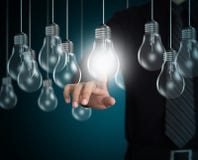Mano dell'uomo d'affari che indica alla lampadina fotografia stock libera da diritti Mano dell'uomo d'affari che indica alla lampadina fotografia stock libera da diritti