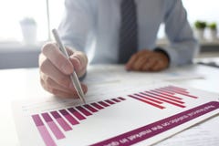 Mano dell'uomo d'affari in vestito che riempie e che firma con immagini stock libere da diritti Mano dell'uomo d'affari in vestito che riempie e che firma con immagini stock libere da diritti
