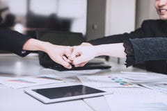Mano della pompa per il concetto di lavoro di squadra come riunione d'affari immagine stock libera da diritti Mano della pompa per il concetto di lavoro di squadra come riunione d'affari immagine stock libera da diritti