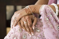 Mano della sposa con il tatuaggio del hennè, cerimonia nuziale indiana Immagini Stock Mano della sposa con il tatuaggio del hennè, cerimonia nuziale indiana Immagini Stock