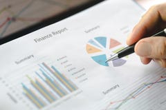 Mano di scrittura dell'uomo d'affari sulla carta in ufficio, grafici che mostrano i risultati del loro riuscito lavoro di squadra immagini stock libere da diritti Mano di scrittura dell'uomo d'affari sulla carta in ufficio, grafici che mostrano i risultati del loro riuscito lavoro di squadra immagini stock libere da diritti