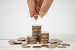 Mano e moneta tailandese sui precedenti bianchi immagini stock libere da diritti Mano e moneta tailandese sui precedenti bianchi immagini stock libere da diritti