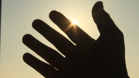 Mano e sole Mano e sole