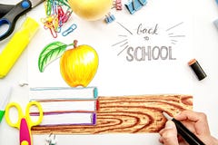 Mano femenina que dibuja un ejemplo con el fondo blanco con los libros, manzana de los marcadores y poniéndolo letras de nuevo a Foto de archivo libre de regalías Mano femenina que dibuja un ejemplo con el fondo blanco con los libros, manzana de los marcadores y poniéndolo letras de nuevo a Foto de archivo libre de regalías