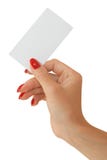 Mano femminile piacevole che tiene un biglietto da visita in bianco fotografia stock Mano femminile piacevole che tiene un biglietto da visita in bianco fotografia stock