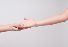 Mano femminile Primo piano di una palma del ` s della donna su fondo bianco fotografia stock Mano femminile Primo piano di una palma del ` s della donna su fondo bianco fotografia stock