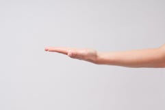 Mano femminile Primo piano di una palma del ` s della donna su fondo bianco fotografia stock libera da diritti Mano femminile Primo piano di una palma del ` s della donna su fondo bianco fotografia stock libera da diritti