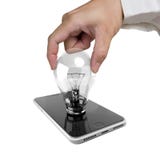 Mano humana que sostiene la bombilla insertada en teléfono elegante fotos de archivo Mano humana que sostiene la bombilla insertada en teléfono elegante fotos de archivo