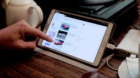 Mano maschio che cerca l'automobile utilizzata di tesla sul sito di ebay video d archivio Mano maschio che cerca l'automobile utilizzata di tesla sul sito di ebay video d archivio