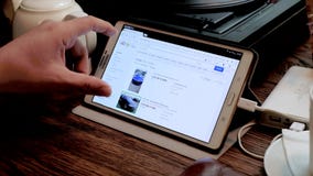 Mano maschio che cerca l'automobile utilizzata di tesla sul sito di ebay archivi video Mano maschio che cerca l'automobile utilizzata di tesla sul sito di ebay archivi video
