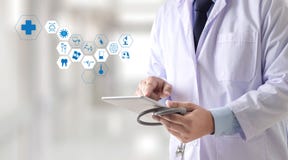 Mano profesional del doctor de la atención sanitaria de la medicina que trabaja con modo imágenes de archivo libres de regalías Mano profesional del doctor de la atención sanitaria de la medicina que trabaja con modo imágenes de archivo libres de regalías