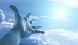 Mano que alcanza al cielo. imagen de archivo. Imagen de cielo ...
