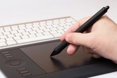 Mano que detiene a Pen Over Table gráfico foto de archivo libre de regalías Mano que detiene a Pen Over Table gráfico foto de archivo libre de regalías