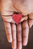 Mano que lleva a cabo una poca forma del corazón fotografía de archivo Mano que lleva a cabo una poca forma del corazón fotografía de archivo