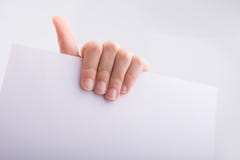 Mano que sostiene el papel fotografía de archivo Mano que sostiene el papel fotografía de archivo