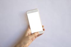 Mano que sostiene el teléfono móvil con el fondo aislado fotografía de archivo libre de regalías Mano que sostiene el teléfono móvil con el fondo aislado fotografía de archivo libre de regalías