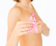 Mano que sostiene la cinta rosada de la conciencia del cáncer de pecho fotos de archivo libres de regalías Mano que sostiene la cinta rosada de la conciencia del cáncer de pecho fotos de archivo libres de regalías