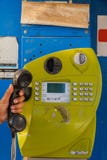 Mano que toma el teléfono imagen de archivo libre de regalías Mano que toma el teléfono imagen de archivo libre de regalías